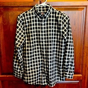 Boys Medium Vineyard Vines black and white shirt